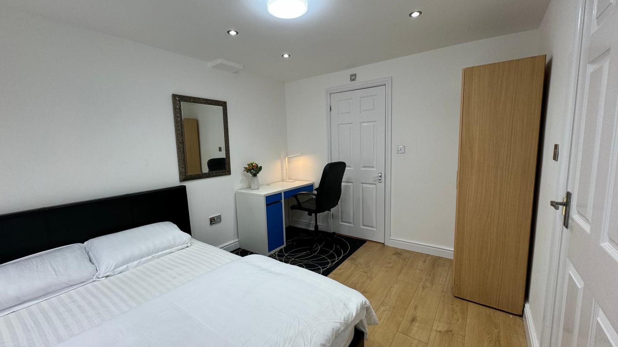 With En-suite Facilities Ashford (Surrey)