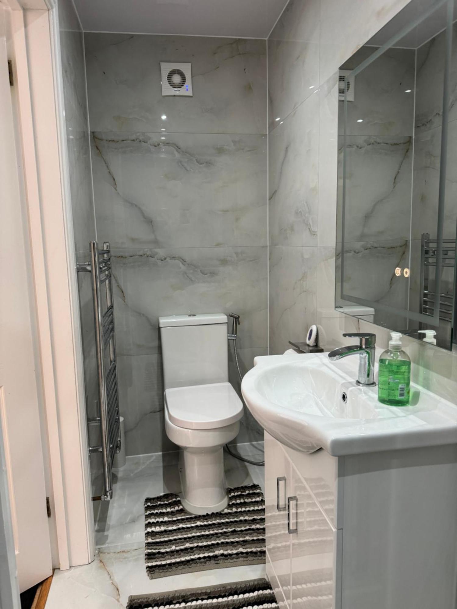 With En-suite Facilities Guest house Ashford (Surrey)