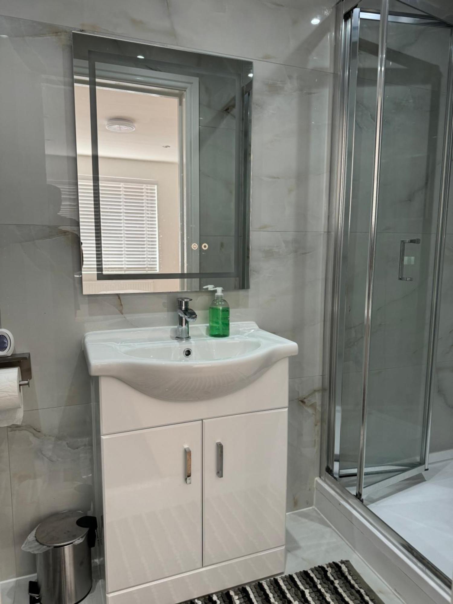 With En-suite Facilities * Ashford (Surrey)